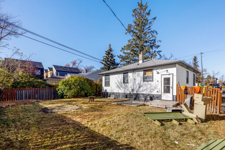 More Photos Of 1507 20 Av NW, Calgary Freestanding For Sale