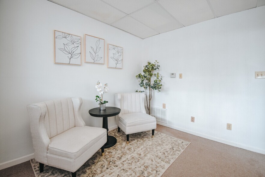 More Photos Of 305 N Laurent St, Victoria Flex For Lease