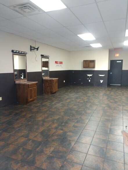 More Photos Of 4791 Hacks Cross Rd, Memphis Service Station For Lease