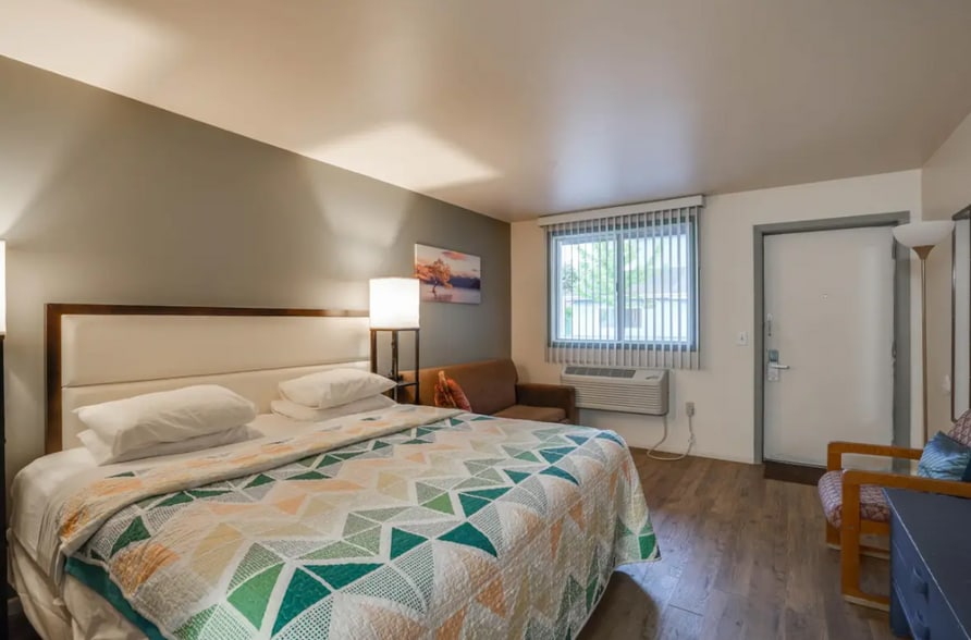More Photos Of 211 Wisconsin Ave, Wisconsin Dells Hotel For Sale