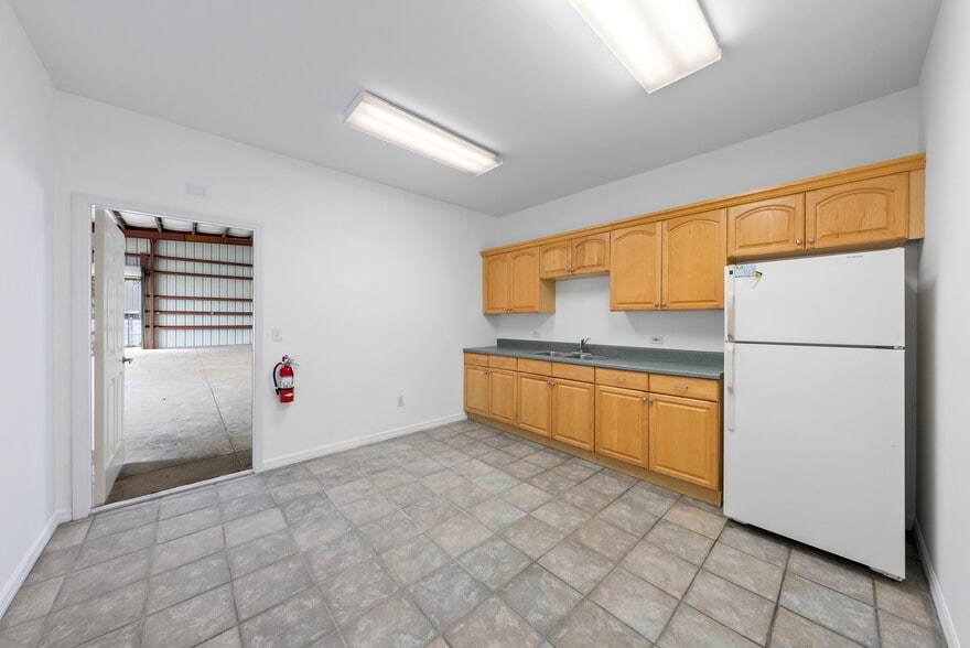 More Photos Of 4440 Domestic Ave, Naples Warehouse For Lease