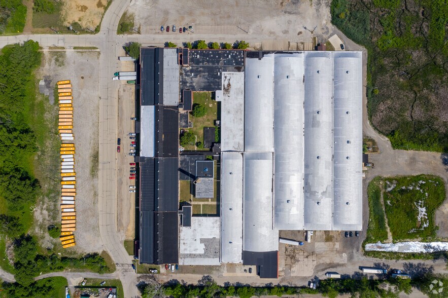 More Photos Of 2701 Deborah Ave, Zion Warehouse For Lease