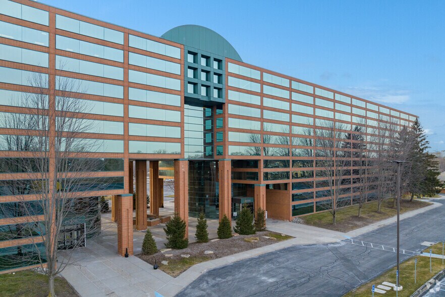 More Photos Of 25300-25330 Telegraph Rd, Southfield Office For Sale