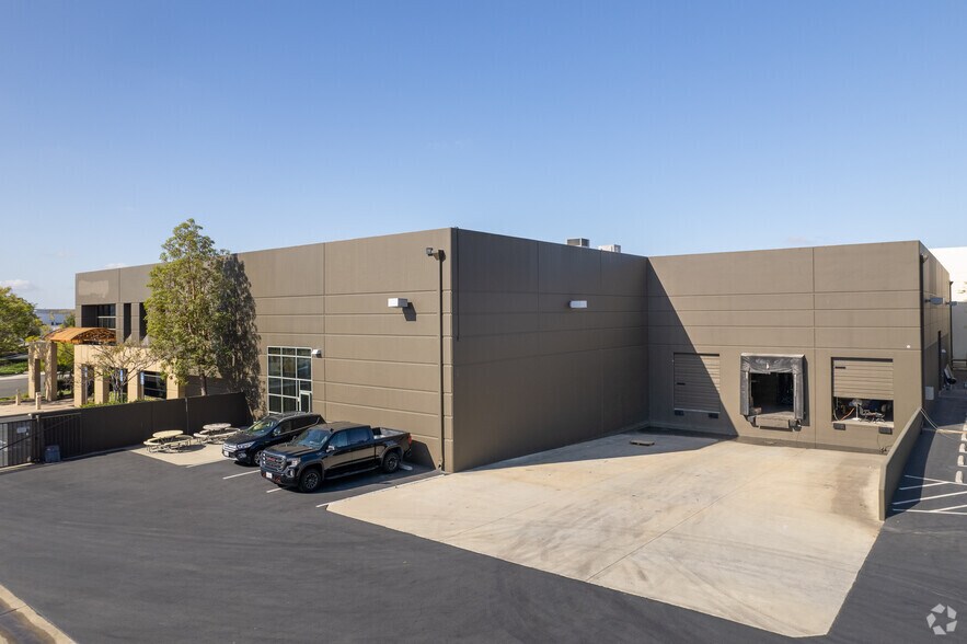 More Photos Of 25901 Commercentre Dr, Lake Forest Warehouse For Lease