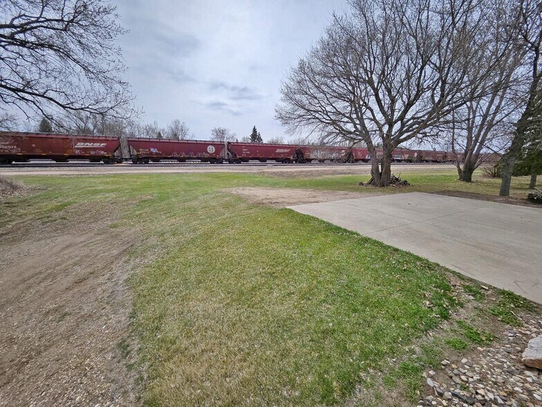 More Photos Of 314 1st St NE, Rugby Light Distribution For Sale
