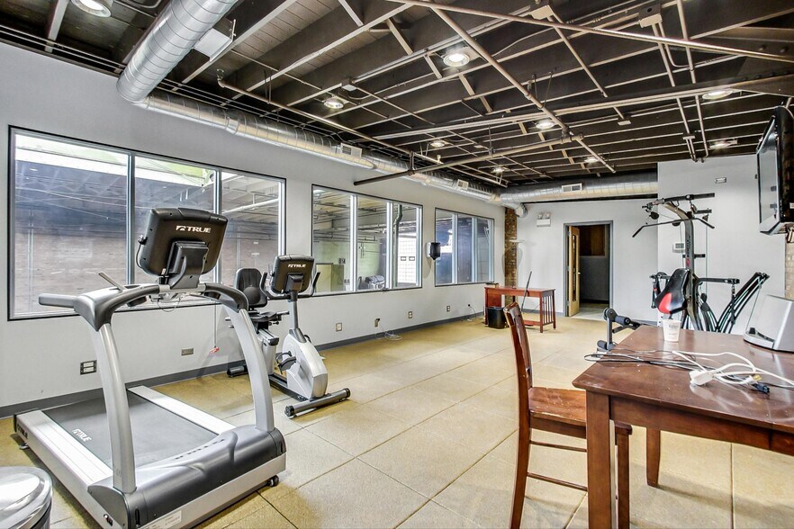 More Photos Of 526 E 114th Pl, Chicago Manufacturing For Lease