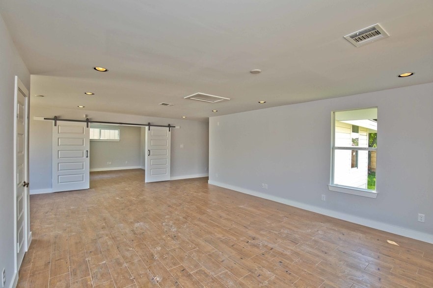 More Photos Of 744 W 18th St, Houston Loft Creative Space For Lease