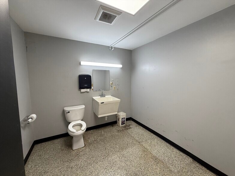 More Photos Of 10435 Bronzewood Dr, Dubuque Warehouse For Sale