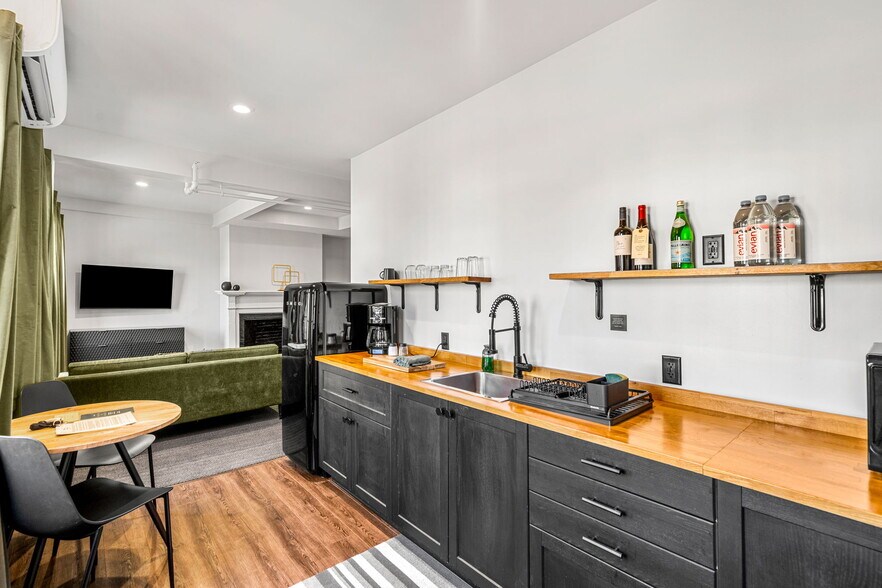 More Photos Of 409 The Hill, Portsmouth Hotel For Sale