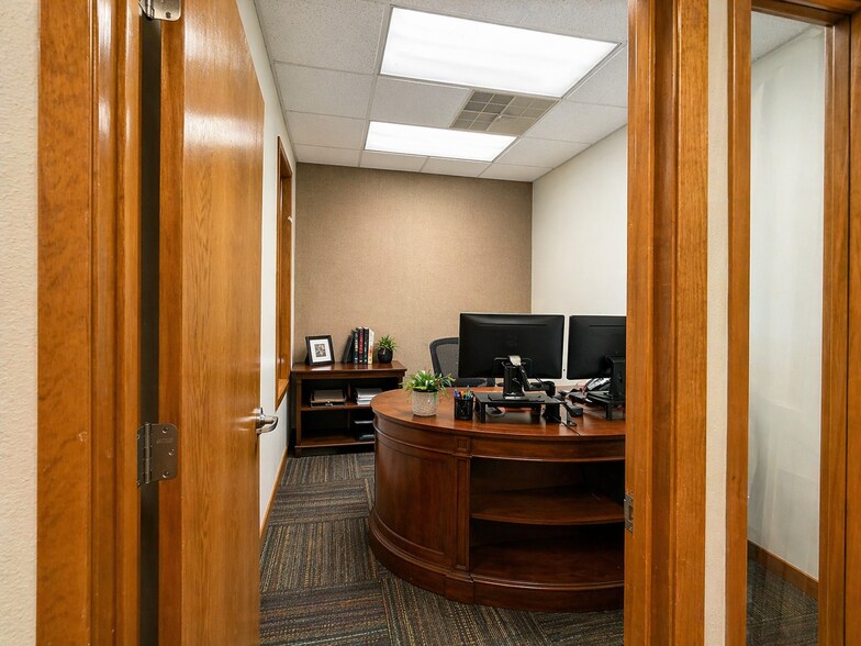 More Photos Of 13438-1 Bandera Rd, Helotes Office For Sale