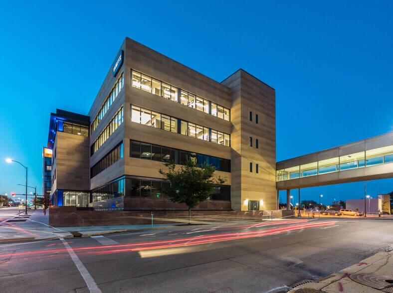 More Photos Of 611 5th Ave, Des Moines Office For Lease