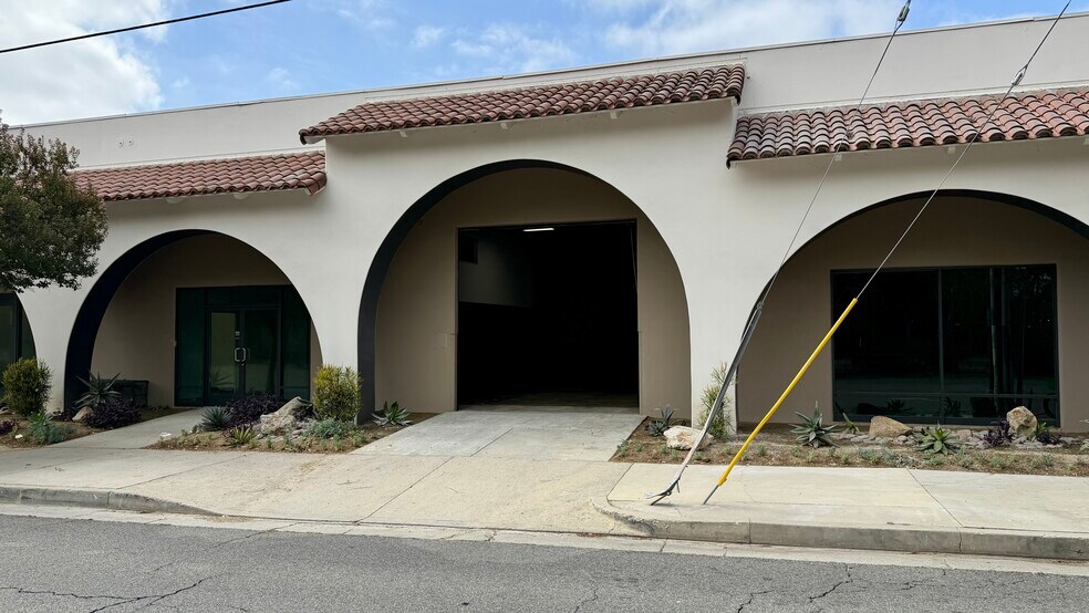 More Photos Of 18320-18330 Oxnard St, Tarzana Unknown For Lease