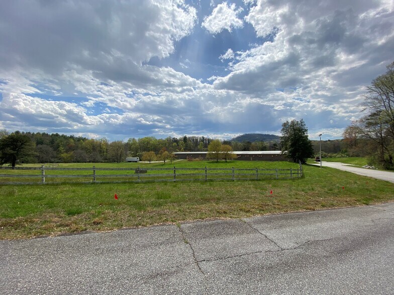 More Photos Of 219 Commercial Hill Dr, Hendersonville Warehouse For Lease