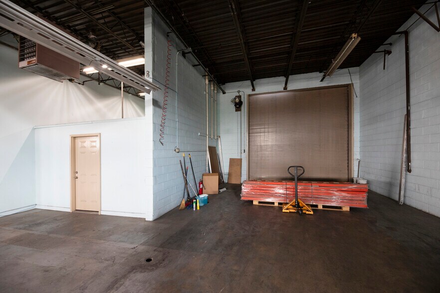 More Photos Of 820 Nicholas Blvd, Elk Grove Village Manufacturing For Lease