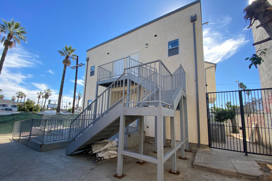 Primary Photo Of 2071 W Washington Blvd, Los Angeles Flex For Lease