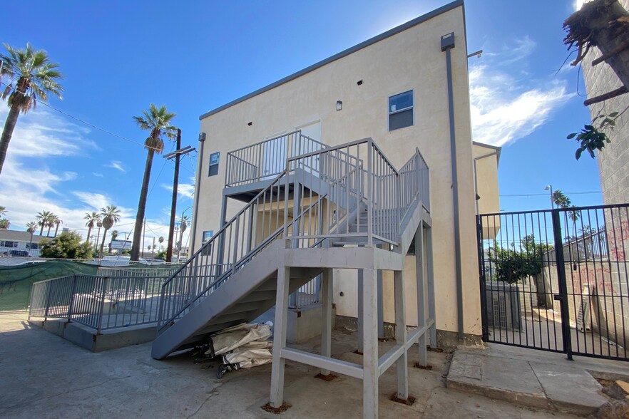 More Photos Of 2071 W Washington Blvd, Los Angeles Flex For Lease