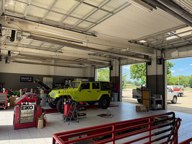More Photos Of 2512 N Court St, Ottumwa Auto Repair For Sale