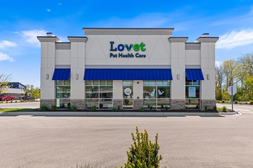 Primary Photo Of 4290 Lake Michigan Dr NW, Walker Veterinarian Kennel For Sale