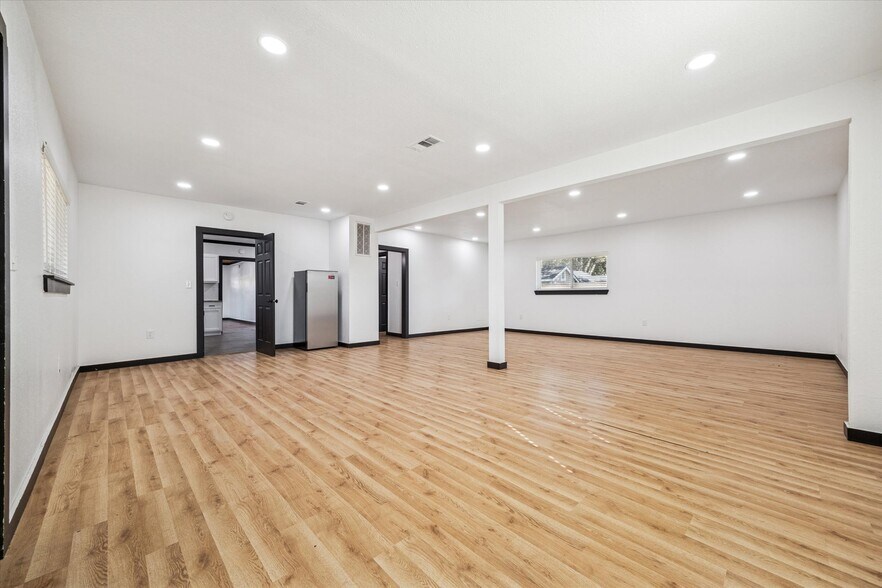 More Photos Of 5235 E 5th St, Katy Flex For Sale