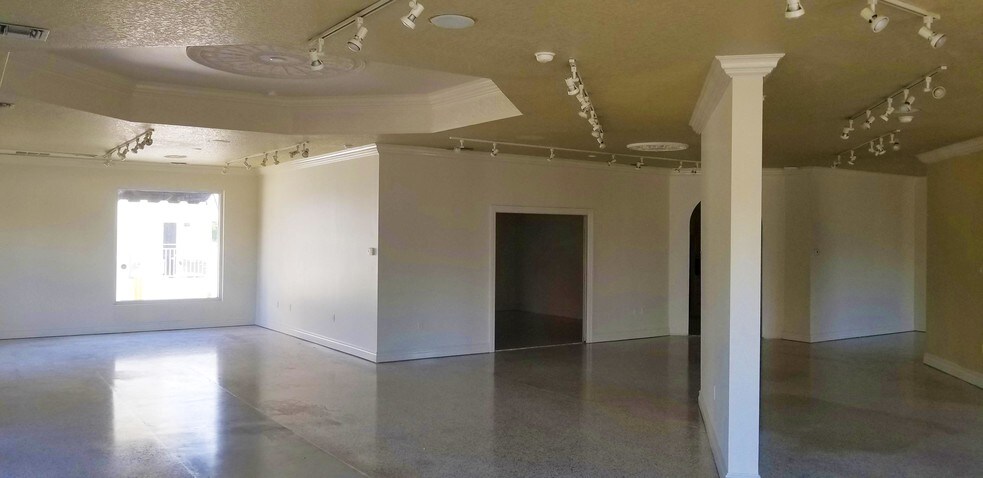 More Photos Of 1530 Dolphin St, Sarasota Storefront For Lease