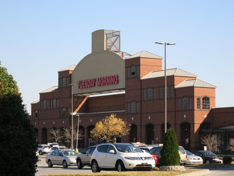 More Photos Of 1001 Market St, Dalton General Retail For Lease