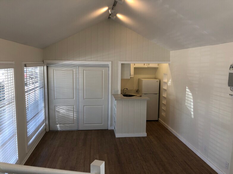 More Photos Of 11659 Riverside Dr, North Hollywood Storefront For Sale