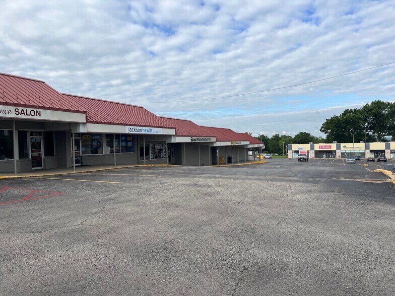 More Photos Of 1711-1763 W Jesse James Rd, Excelsior Springs General Retail For Sale