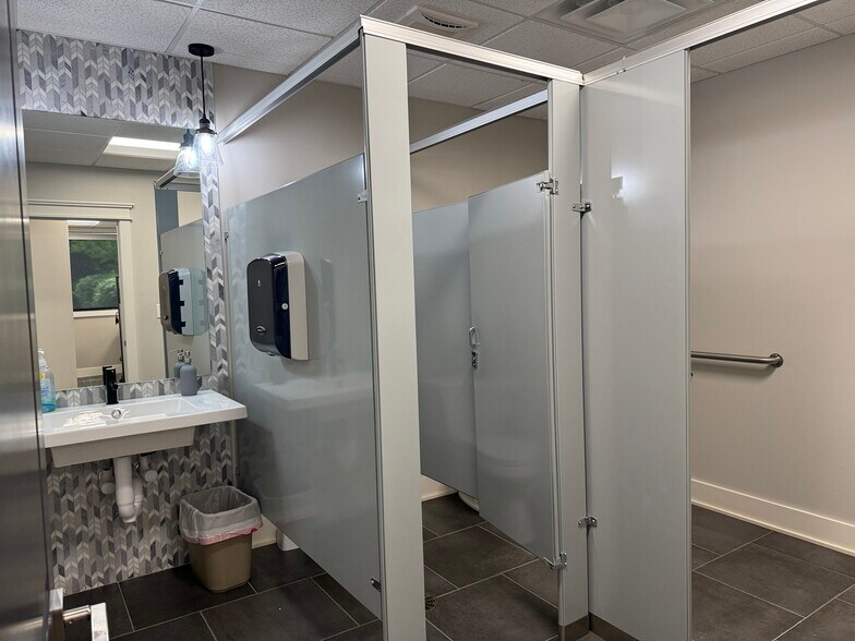 More Photos Of 804 N Front St, McHenry Office For Lease