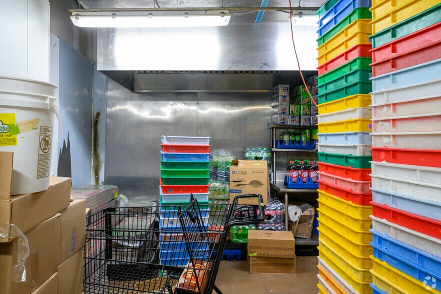 More Photos Of 417 8th St SE, Washington Storefront Retail Residential For Sale