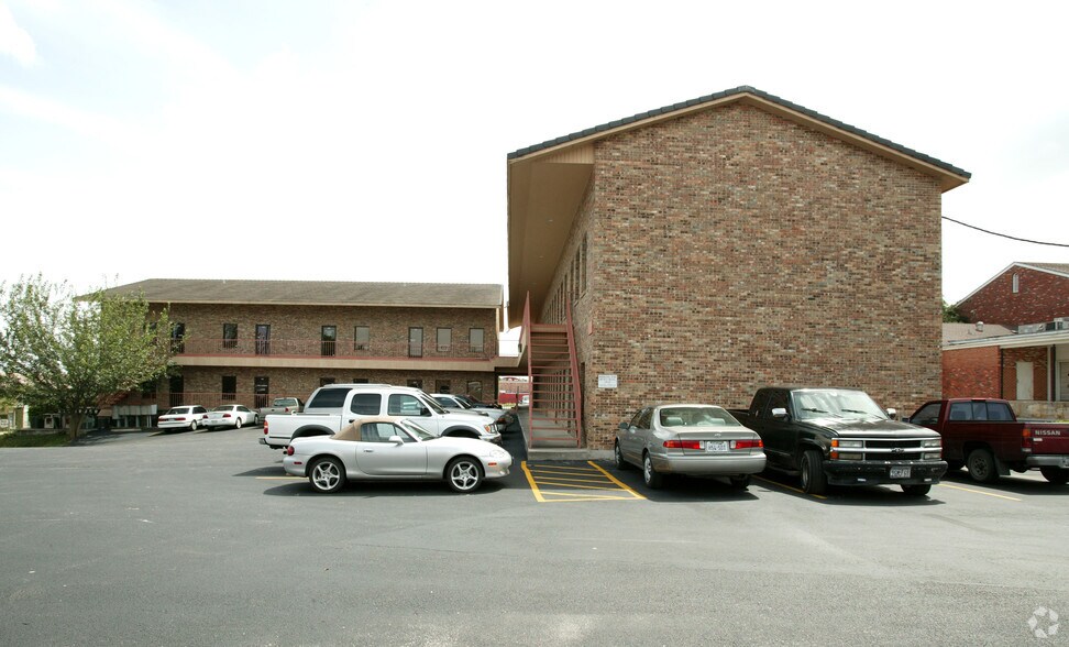 More Photos Of 10221 Desert Sands St, San Antonio Unknown For Lease