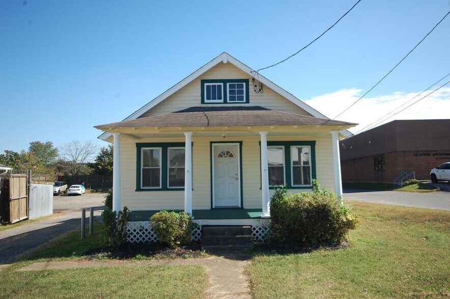 More Photos Of 17935 S Main St, Dumfries Freestanding For Sale