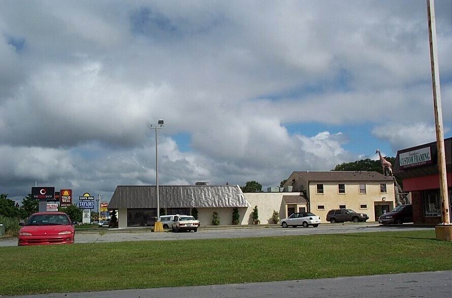 More Photos Of 312 Mall Blvd, Savannah Freestanding For Lease