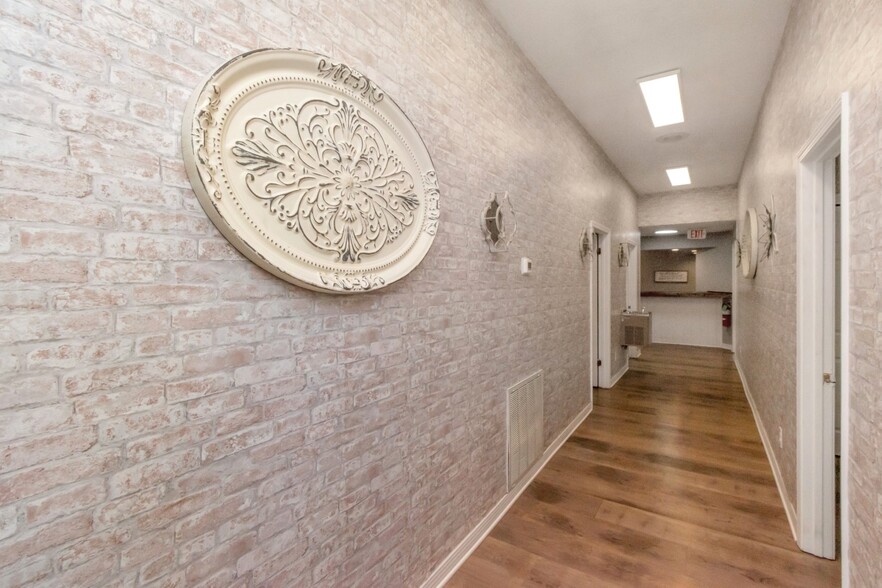 More Photos Of 1962 Spring Hill Ave, Mobile Office For Sale