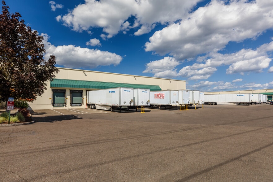 More Photos Of 10145 SE Jennifer St, Clackamas Warehouse For Lease