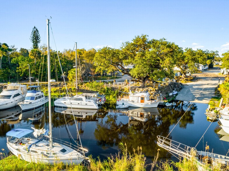 More Photos Of 121 Riverbend Dr, LaBelle Marina For Sale