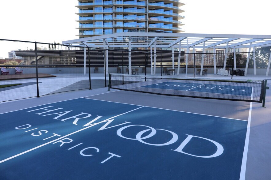 More Photos Of 3100 McKinnon St, Dallas Office For Lease