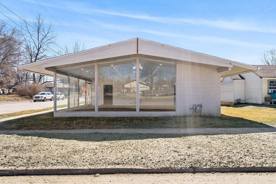 More Photos Of 1464 E Commercial St, Springfield Loft Creative Space For Lease