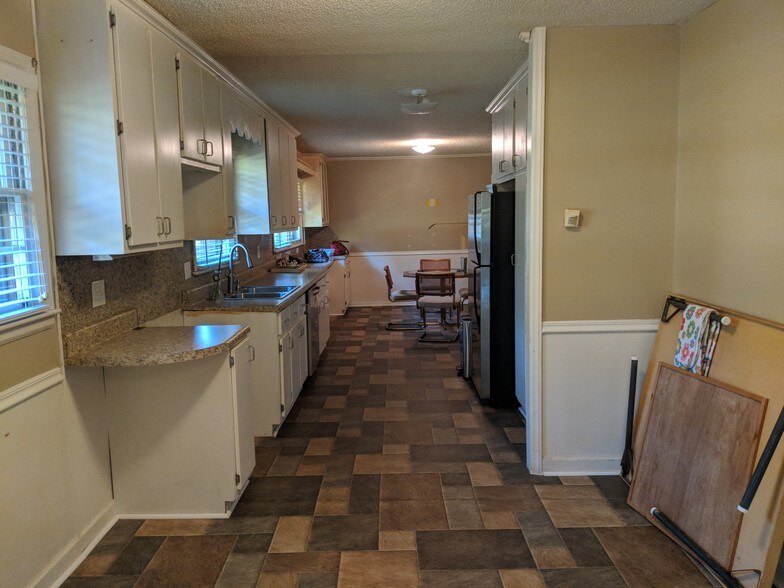 More Photos Of 104 Round Knob Rd, Lexington Office For Sale