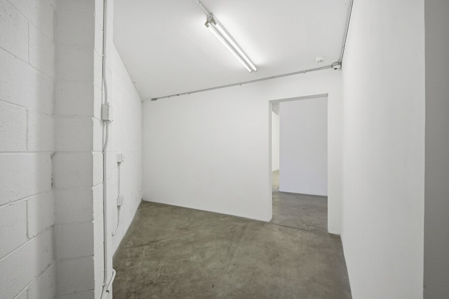 More Photos Of 805 Traction Ave, Los Angeles Showroom For Lease