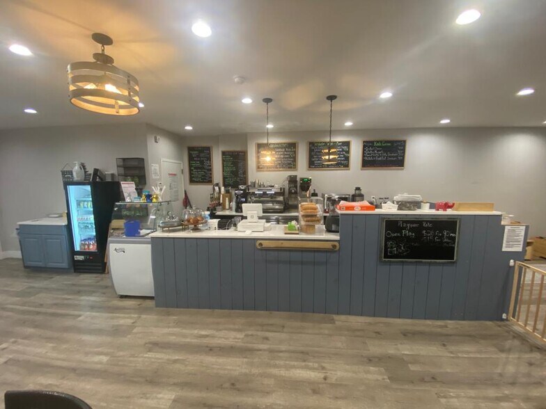 More Photos Of 71-06 Fresh Pond Rd, Ridgewood General Retail For Lease