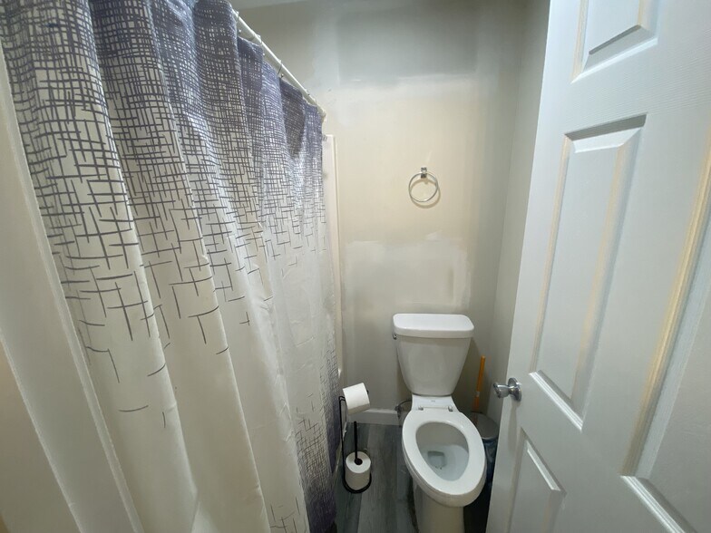 More Photos Of 1 Proactive Dr, New Florence Hotel For Sale