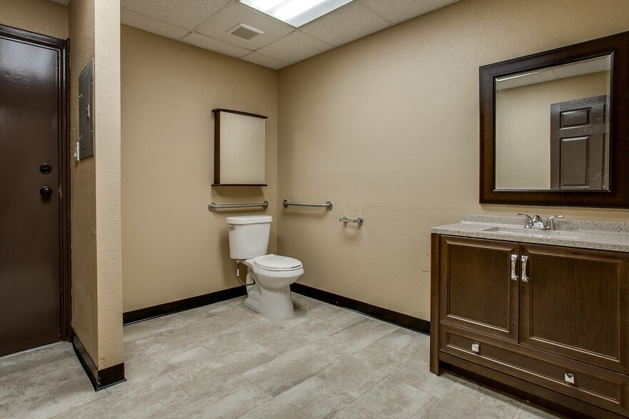 More Photos Of 3260 Southern Dr, Garland Medical For Lease