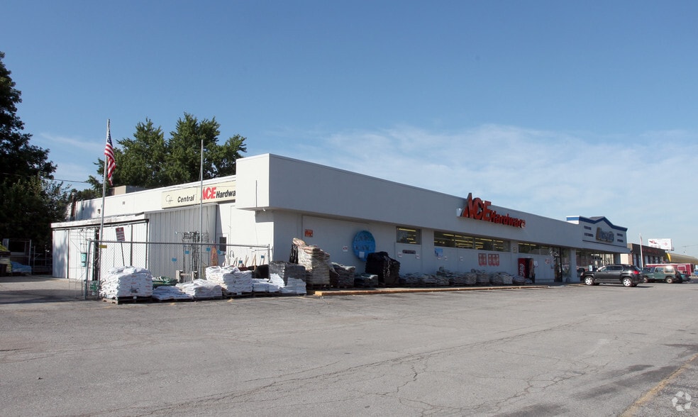 More Photos Of 5331-5333 W Washington St, Indianapolis Freestanding For Lease