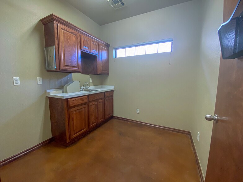 More Photos Of 2400 Palmer Cir, Norman Medical For Lease