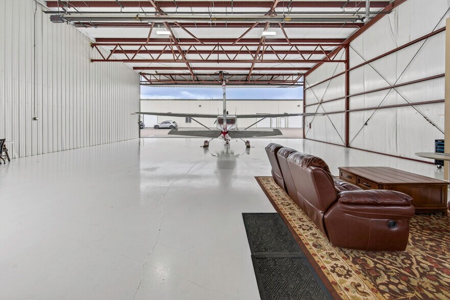 More Photos Of 7161 S Peoria St, Englewood Airplane Hangar For Sale