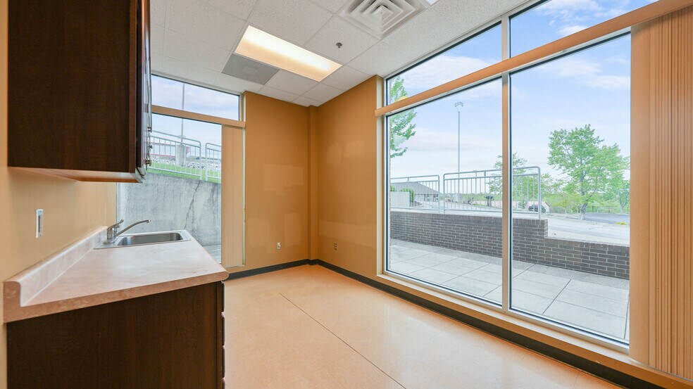 More Photos Of 2265 Bagnell Dam Blvd, Lake Ozark Office For Sale