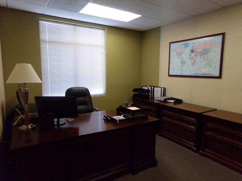 More Photos Of 19440 Golf Vista Plz, Lansdowne Medical For Lease