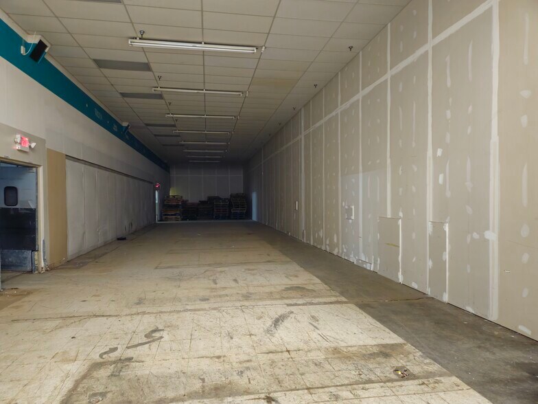 More Photos Of 4495-4499 Mall Dr, Steubenville Freestanding For Lease