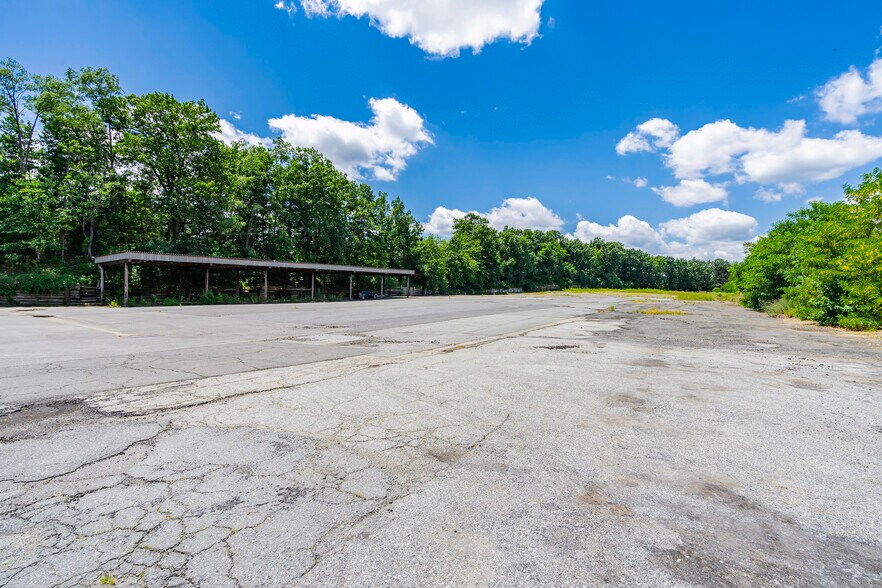 More Photos Of 173 Amboy Rd, Morganville Warehouse For Lease