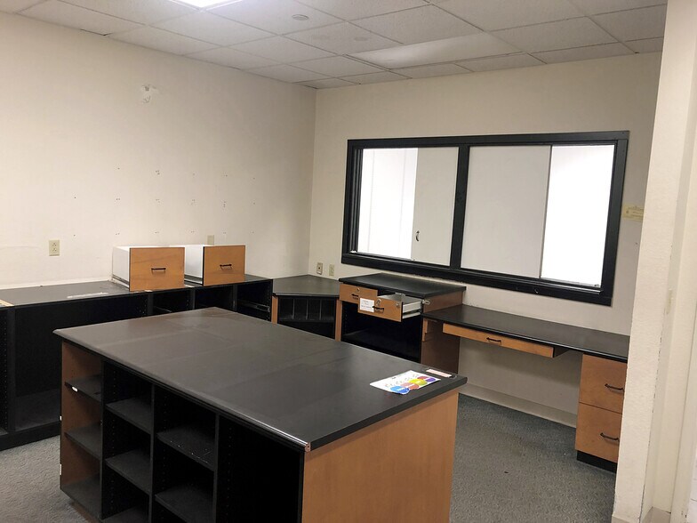 More Photos Of 706 Kirkwood Mall, Bismarck General Retail For Lease